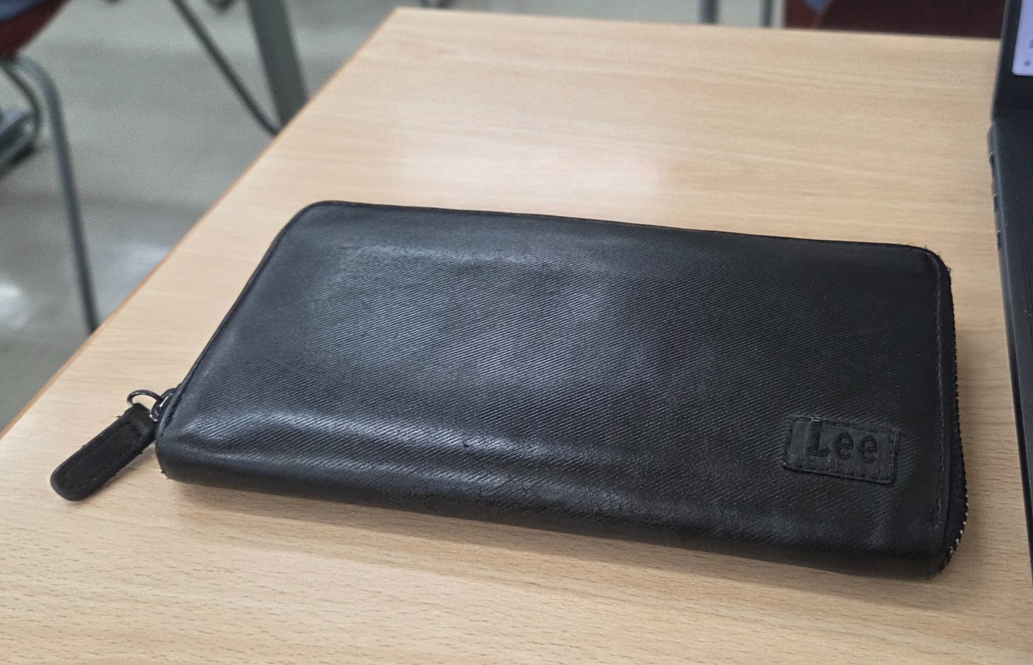 一晩おいた財布。塗料がなじんで落ち着いたマットな黒になり、Leeのロゴも引き締まって見える。