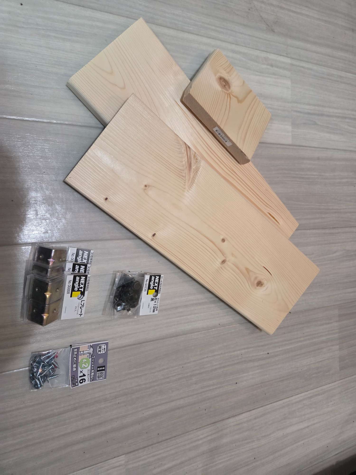 材料一式。ホワイトウッドの棚板と各種金具が並ぶ。