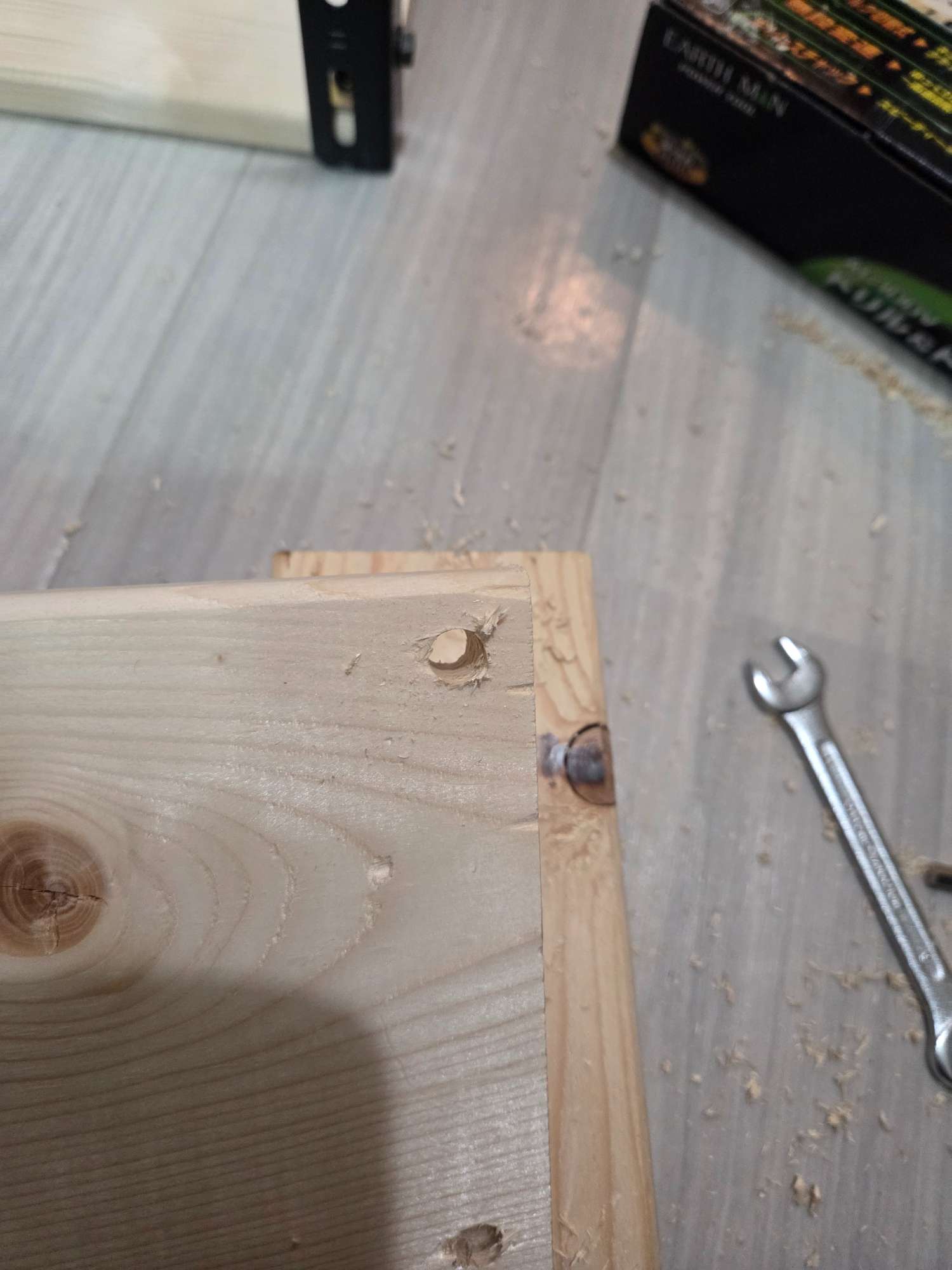 木材の角にドリルで開けた穴。バリが出ている。