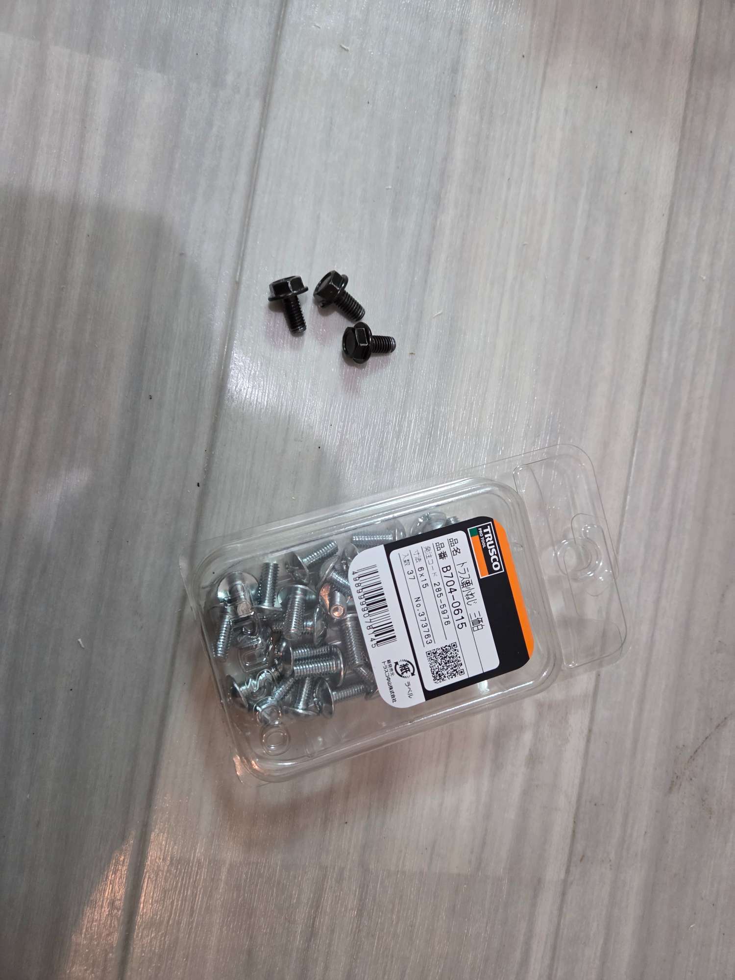 TRUSCOブランドの新しいネジ。合うサイズを追加購入した。