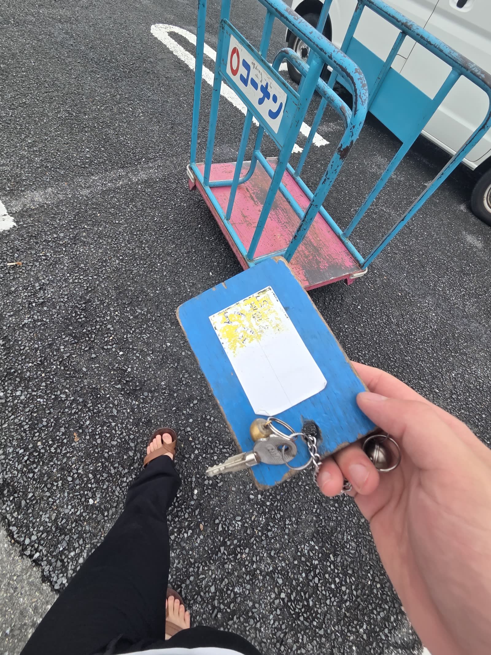コーナンの貸出軽トラの鍵を手に持っている。