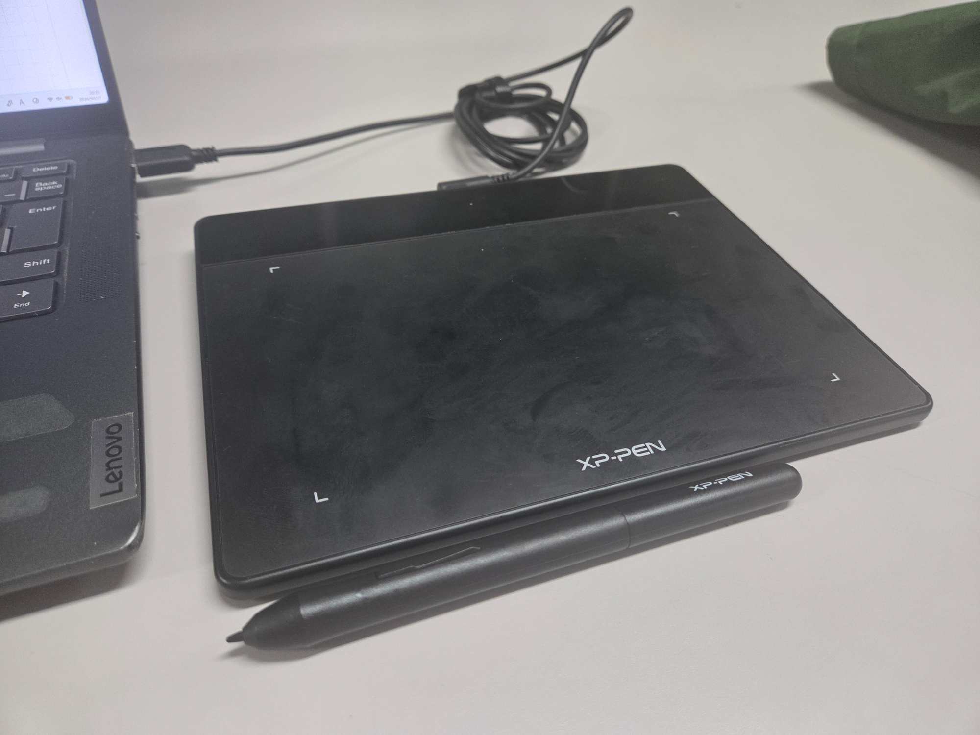XP-PENのペンタブ本体とペンのアップ