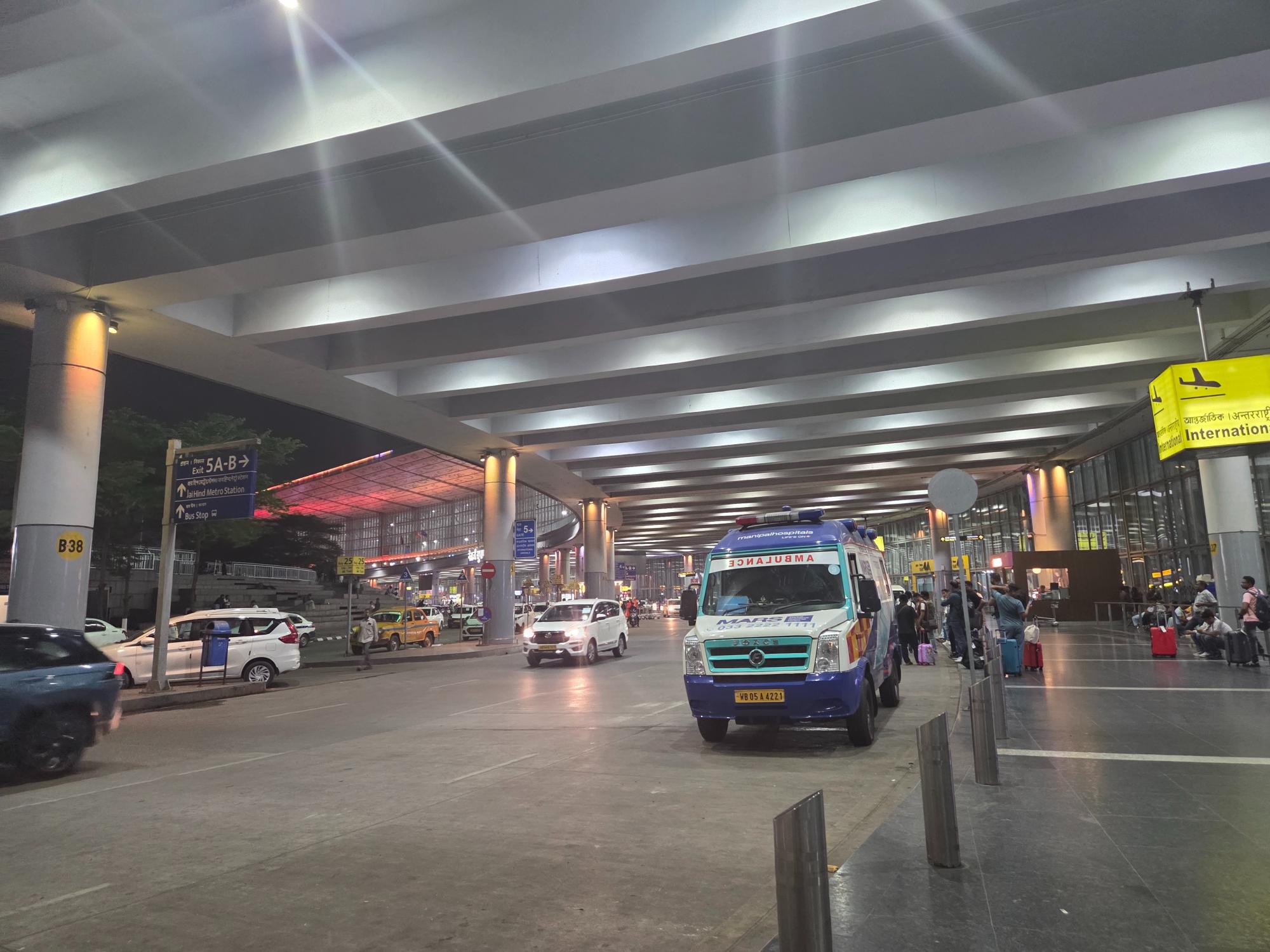 深夜のコルカタ空港