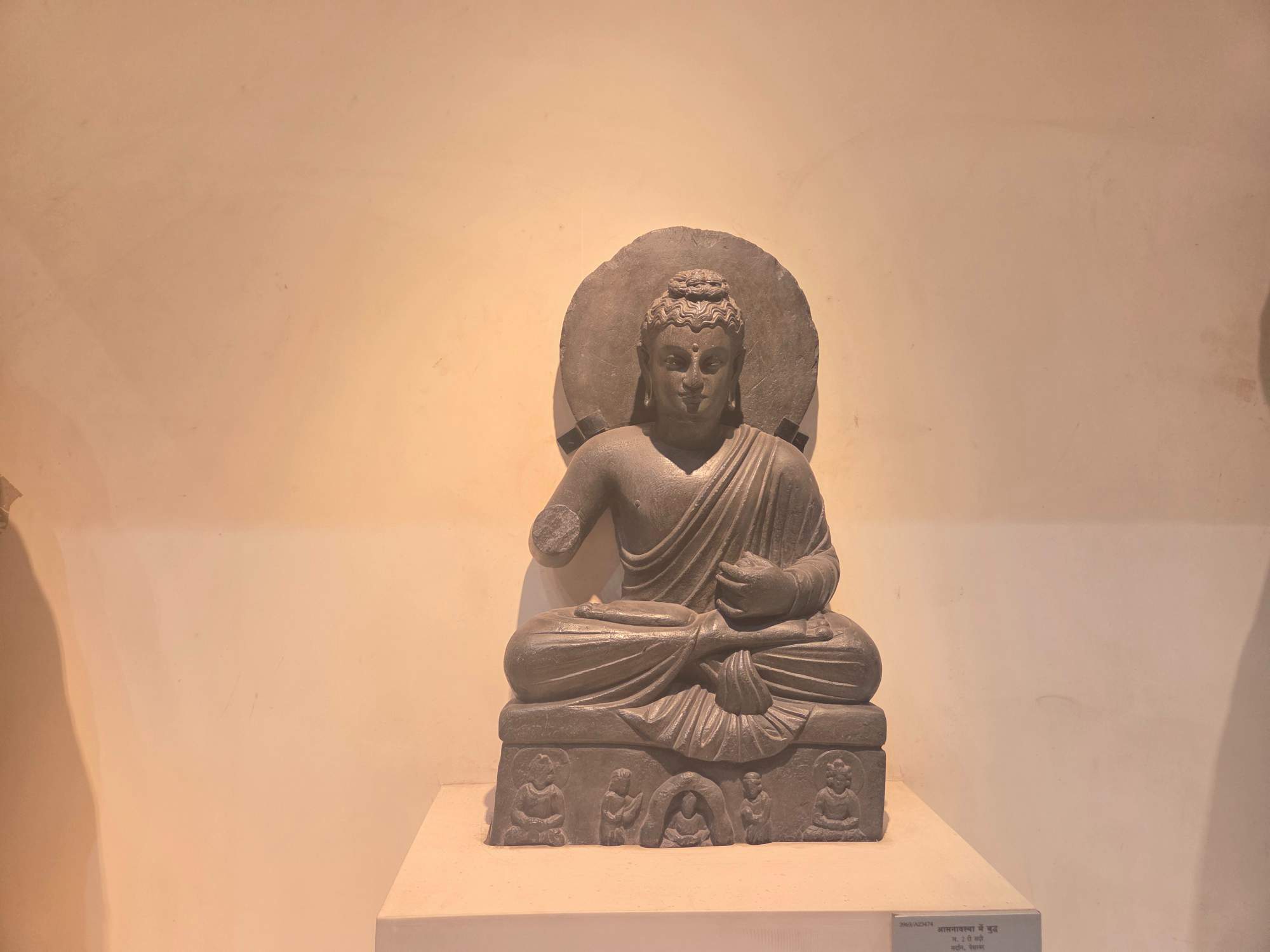 博物館に展示された古代の仏教レリーフ