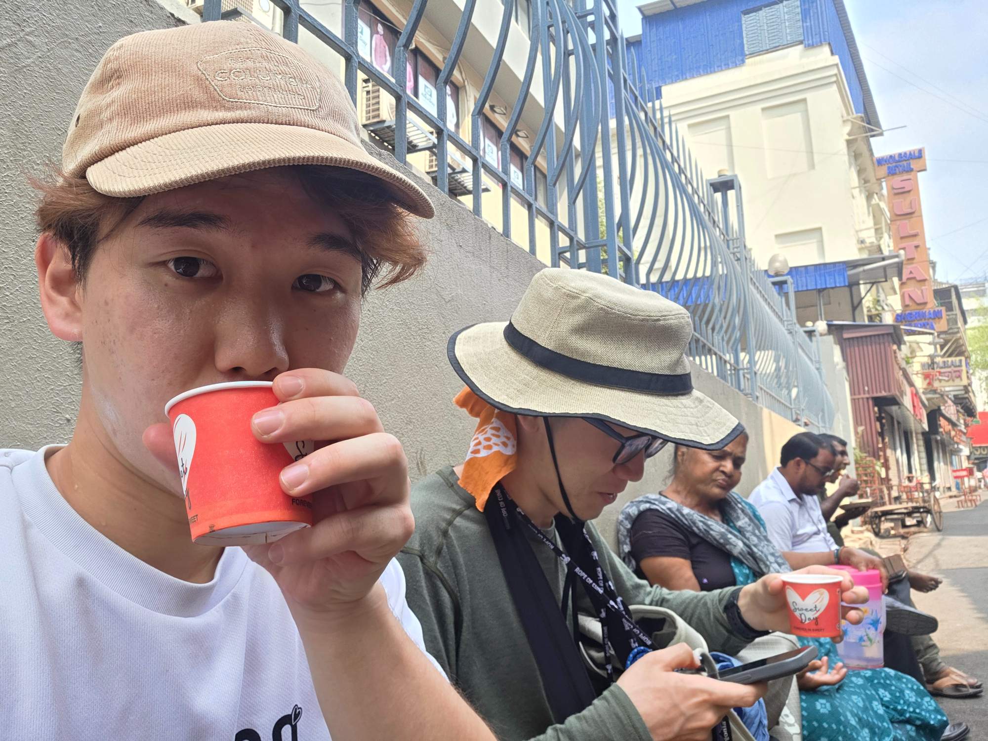 路上のベンチでインド初チャイを飲む