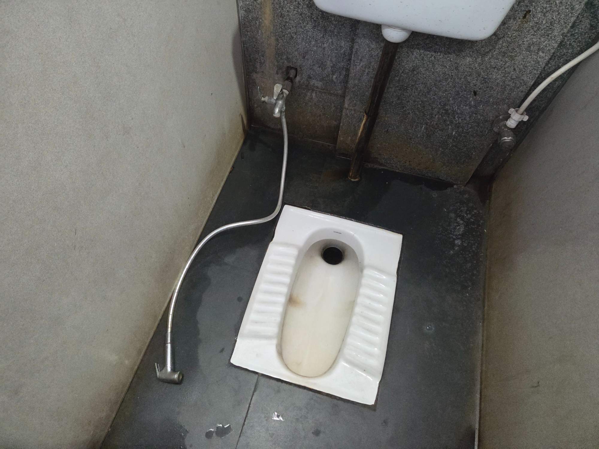 インド式の水洗トイレ