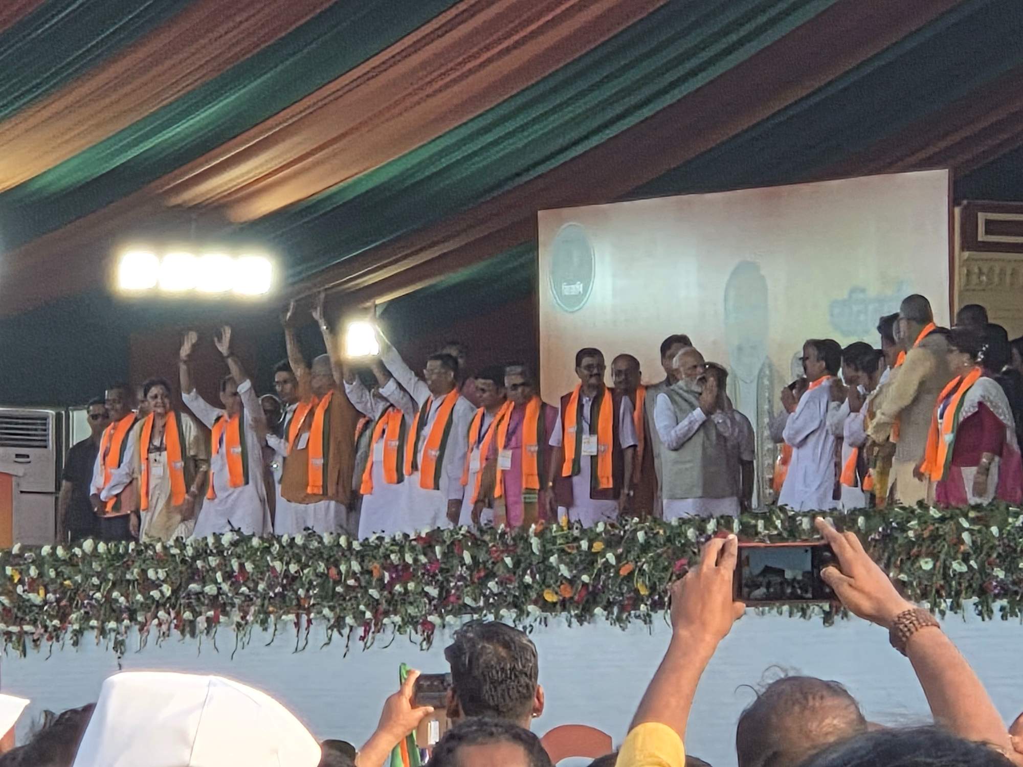 BJPの幹部たちが壇上で手を振る様子