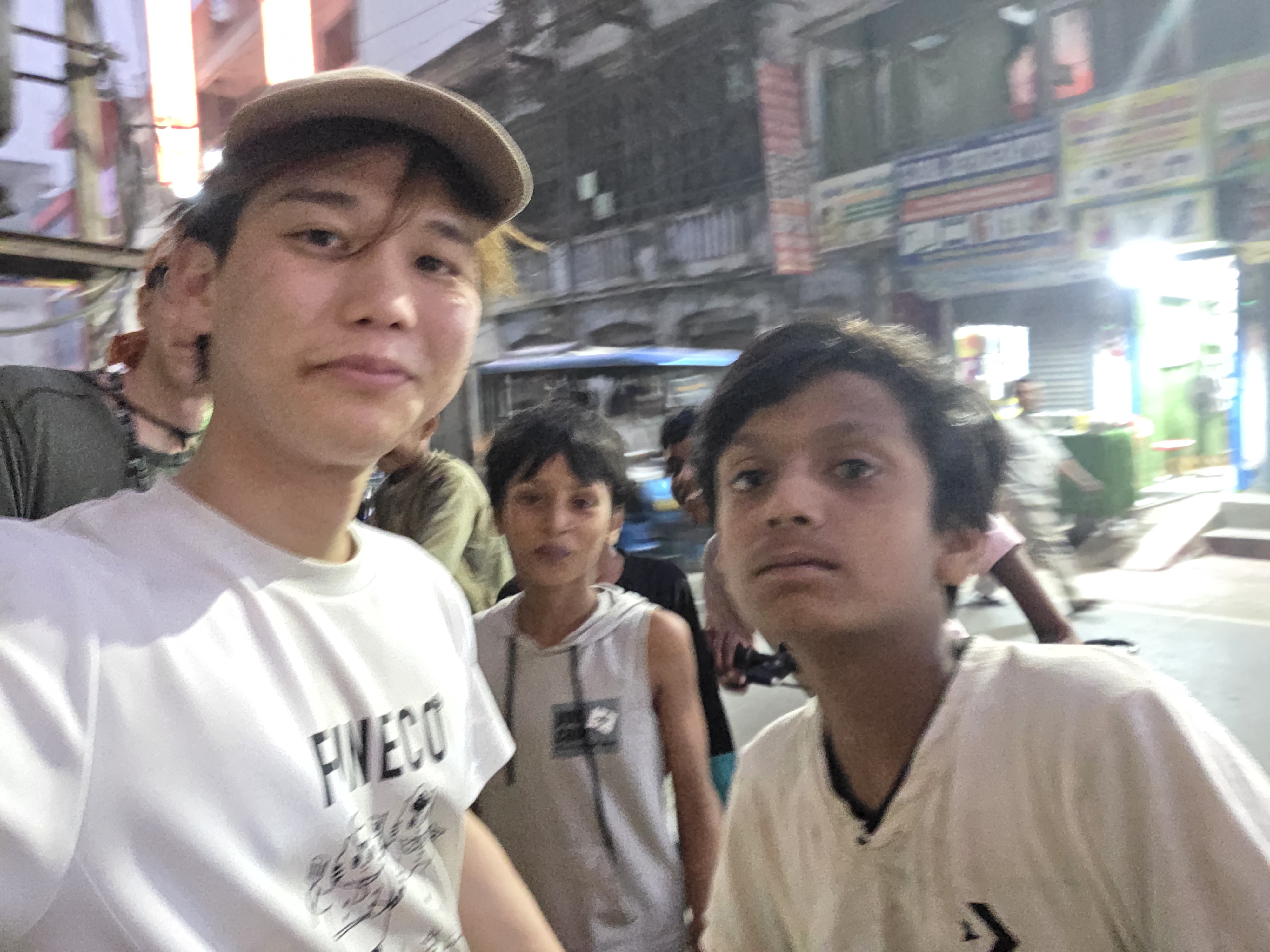 夜のガヤの街で地元の子供たちと撮った自撮り