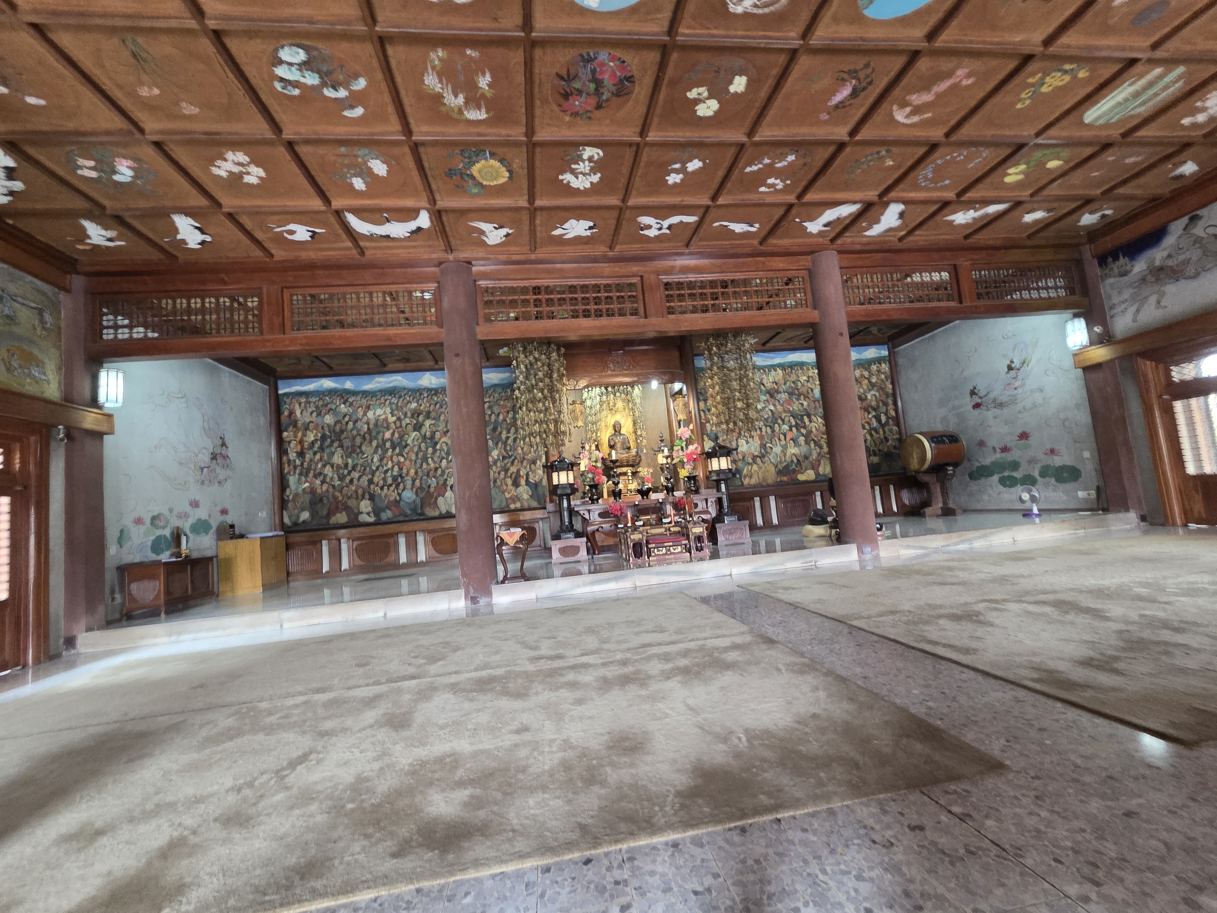 日本寺本堂の内部、格天井の花鳥画と金色の仏像