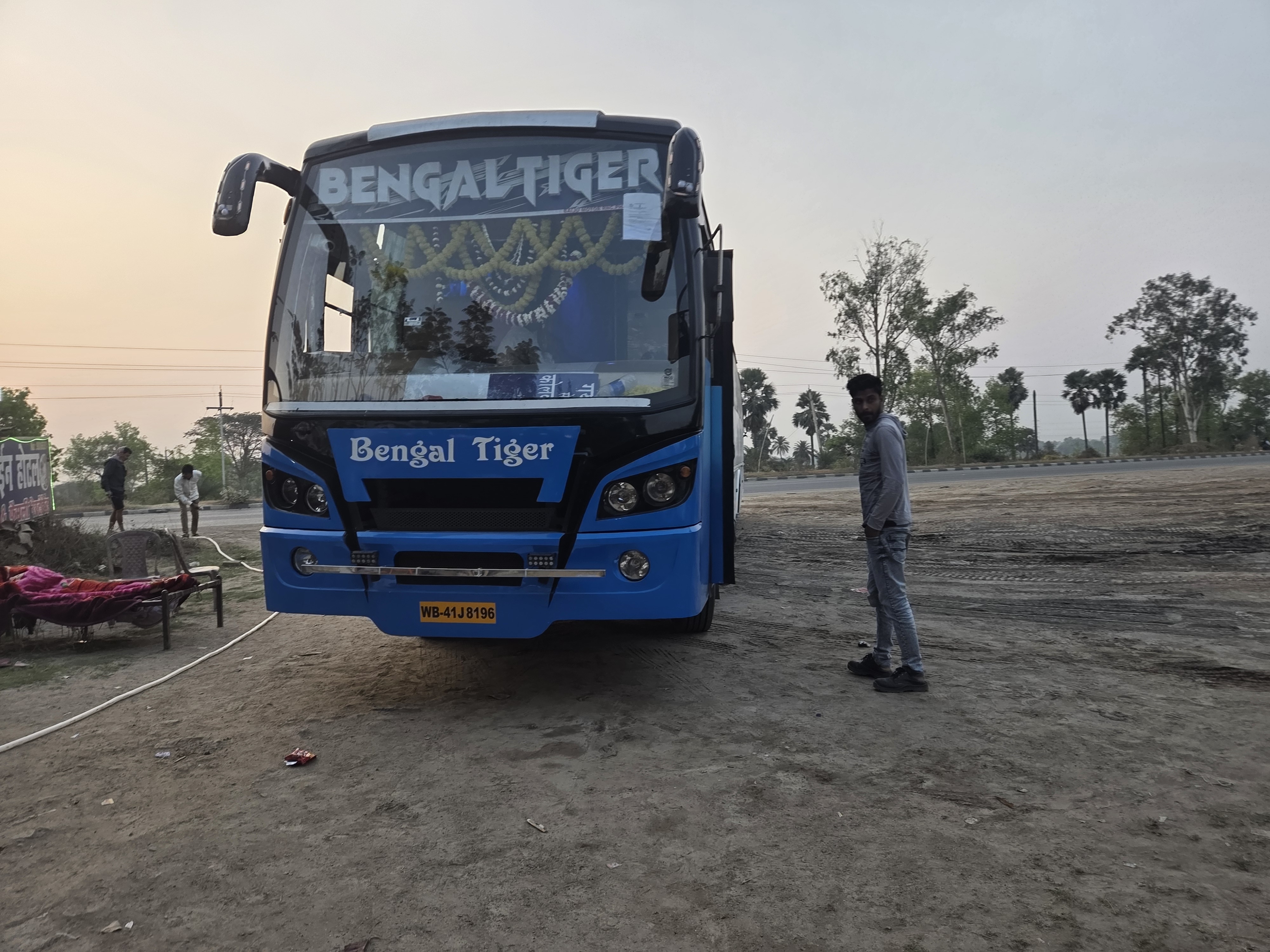 夜明けのロードサイドで停車するBengal Tiger号
