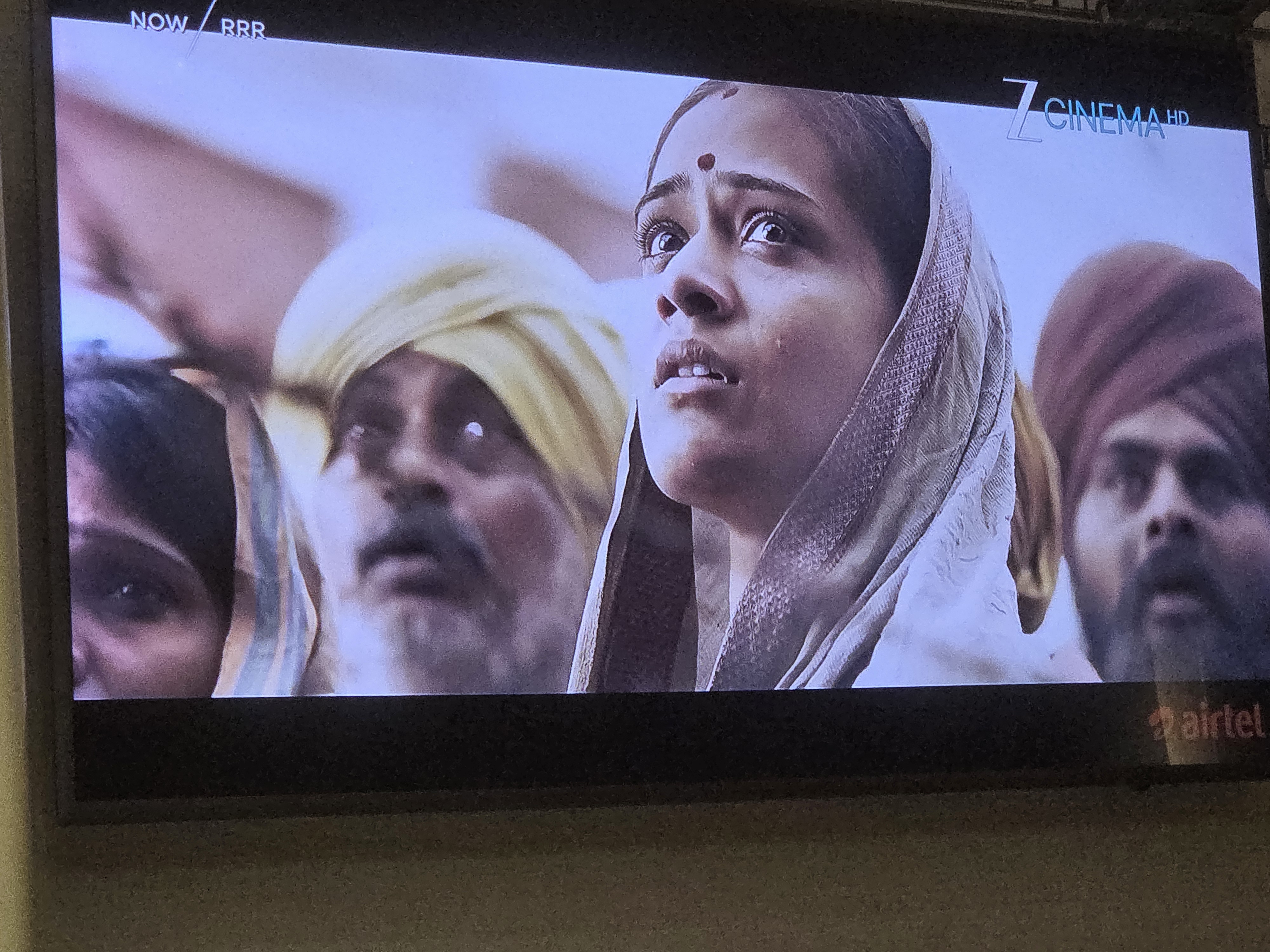 レストランのテレビに映るインド映画RRR