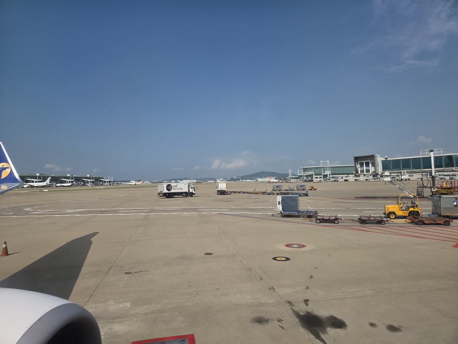 仁川空港の駐機場と滑走路の様子
