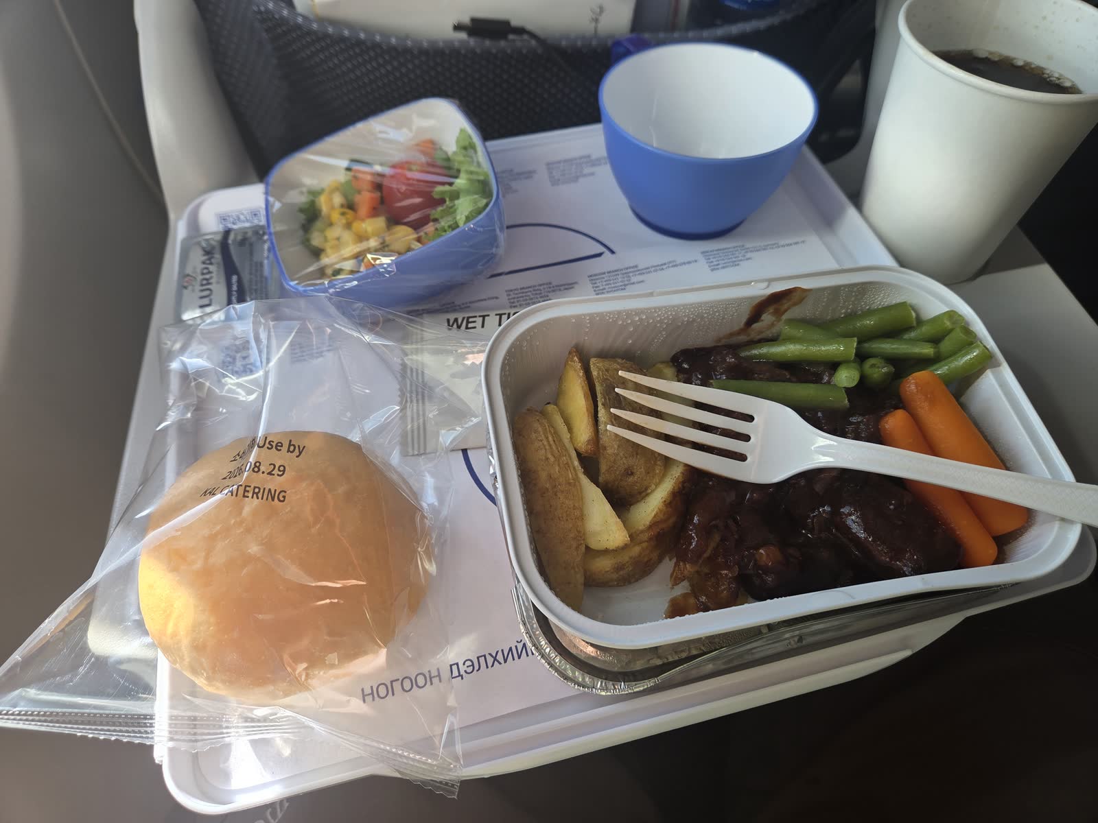 ウランバートル便の機内食、ビーフシチューとパン