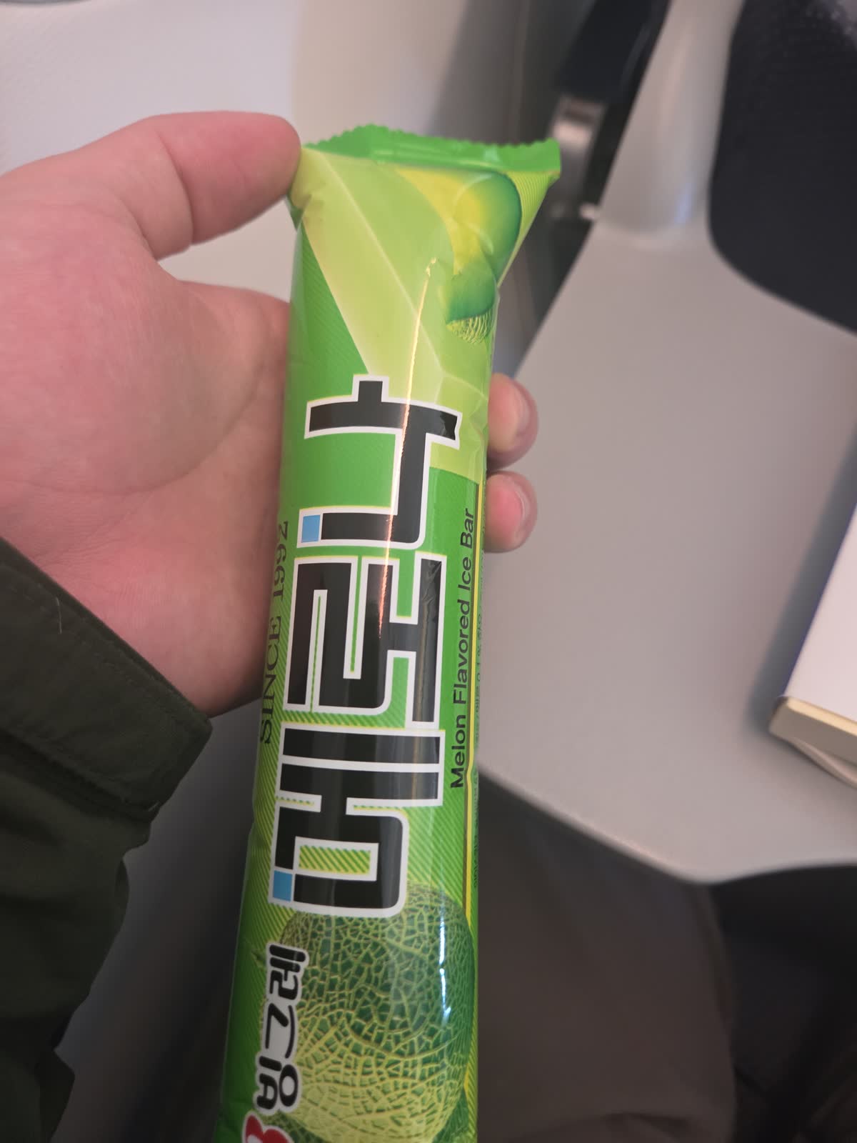 機内で配られた韓国製メロンアイスバー「メロナ」