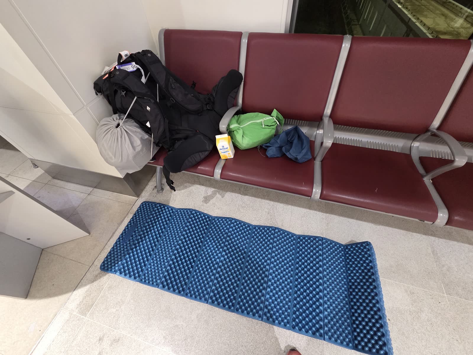 ウランバートル空港、保安検査場前のベンチと敷いたマット