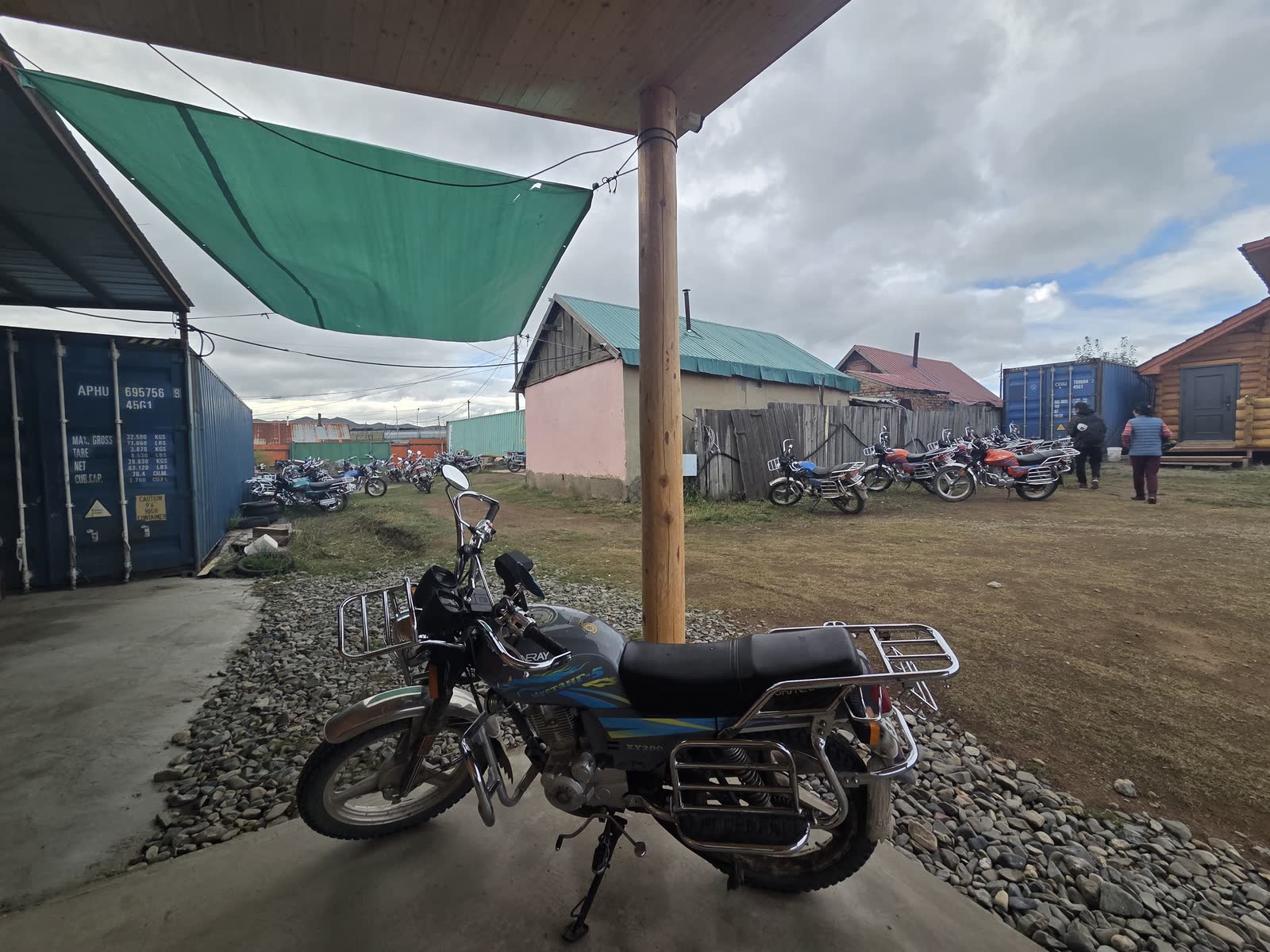 バイク屋の敷地に並ぶバイクの列