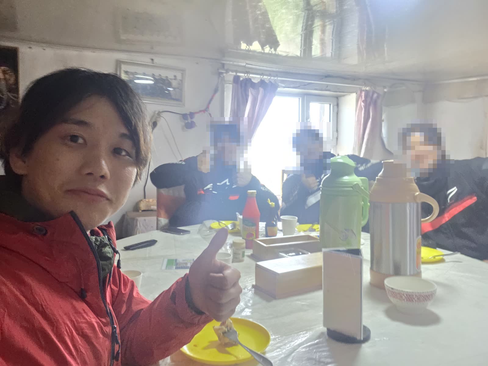 韓国人の大学生ライダー3人と食堂で撮った自撮り
