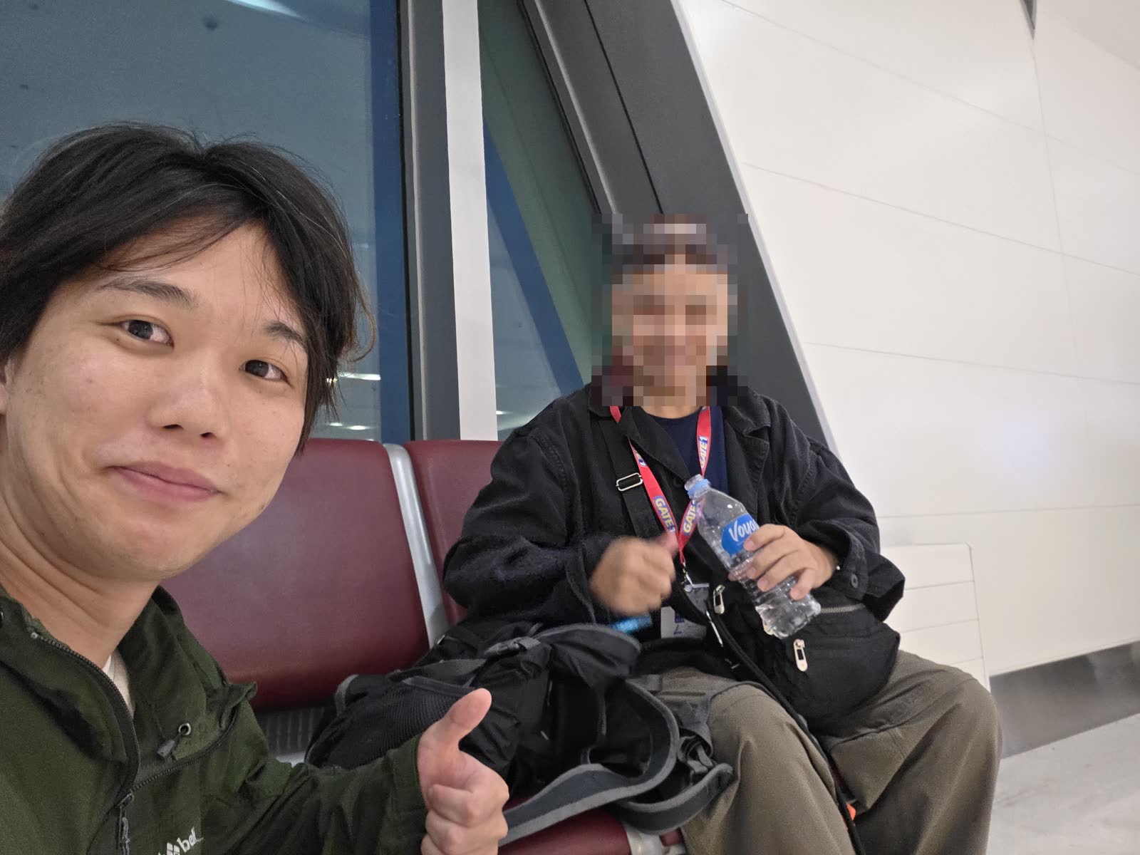 空港のベンチでLaidangさんと撮った自撮り