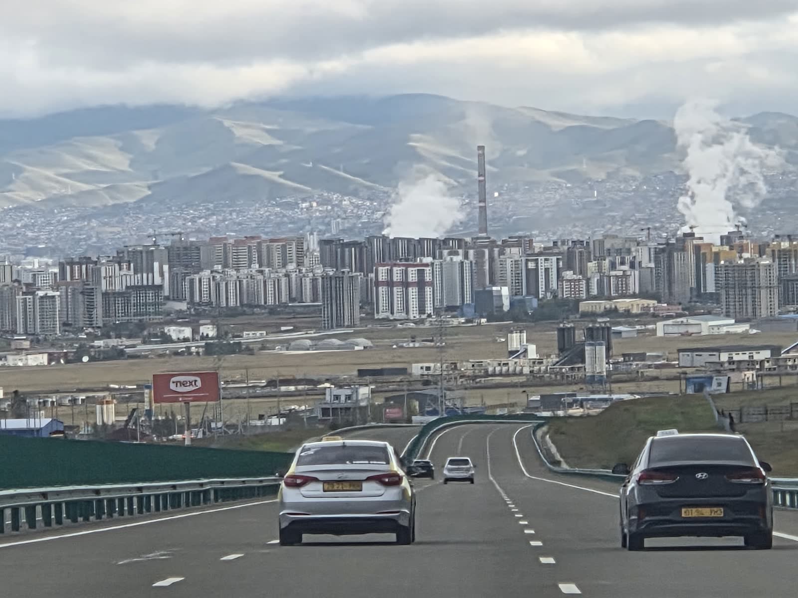 高速道路から見たウランバートルのビル群と煙突