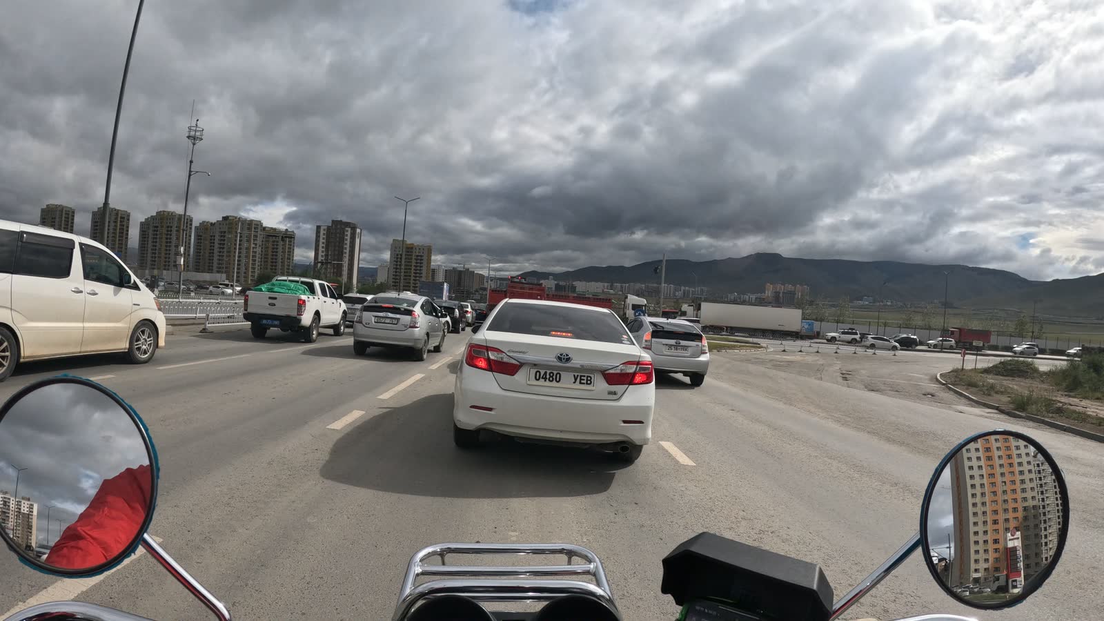 車の多いウランバートルの道路