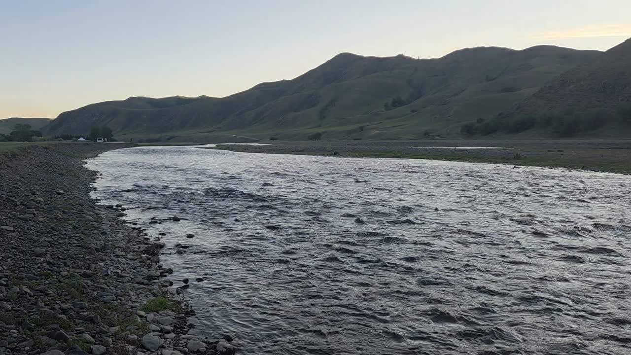 山を背にして流れるオルホン川