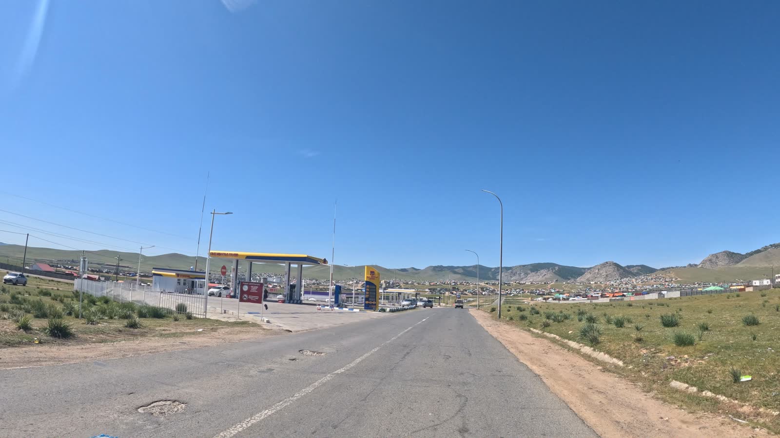 ガソリンスタンドの先に広がる、山あいの町チェチェルレグの街並み